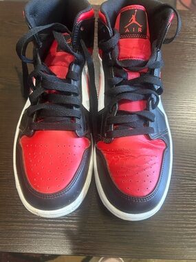 Air Jordan 1 Mid' Bred Toe Size 9